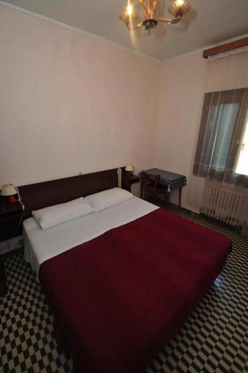 Doppel-/Zweibettzimmer mit Gemeinschaftsbad